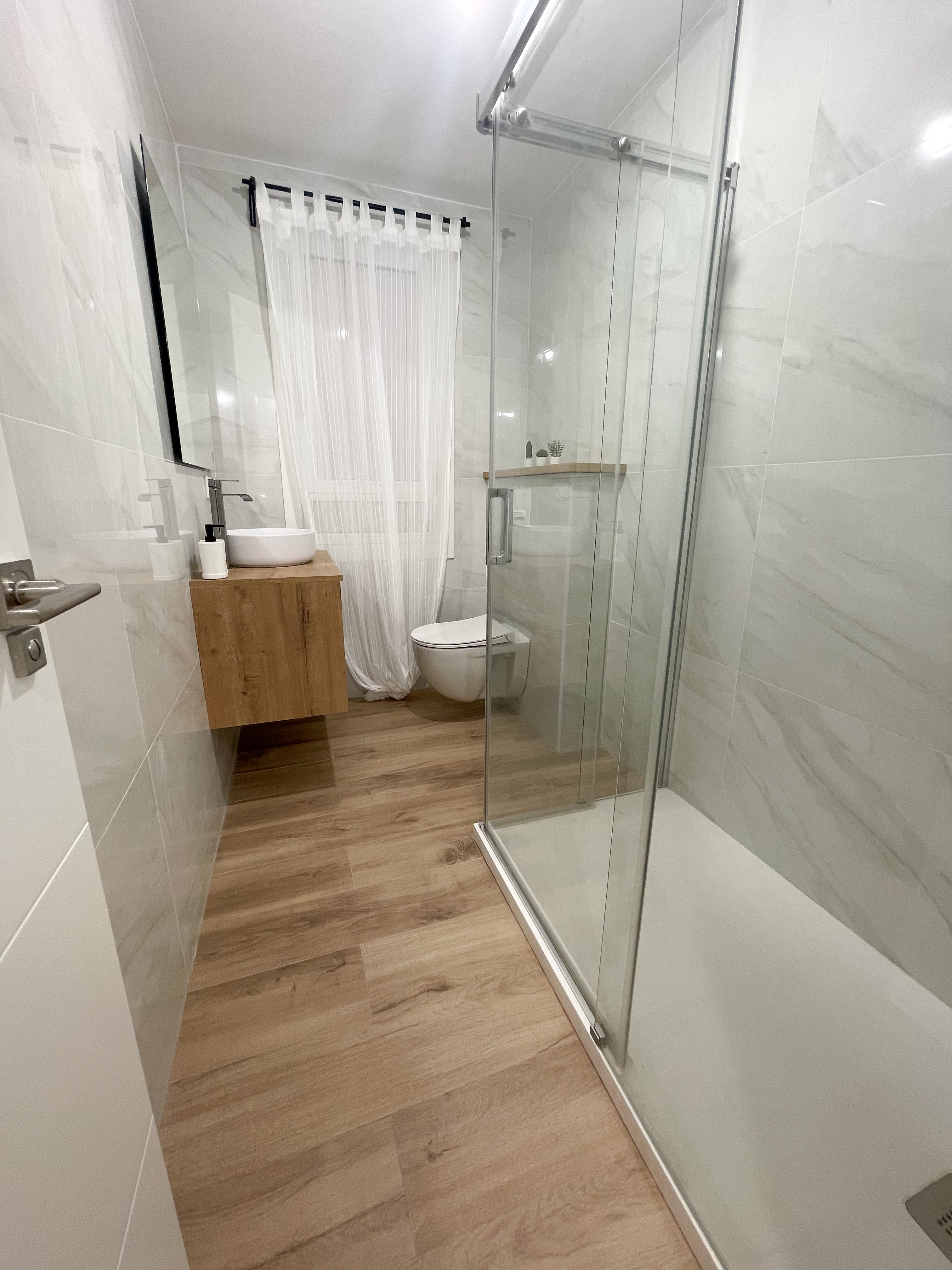 Baño renovado en una operación de Techflip
