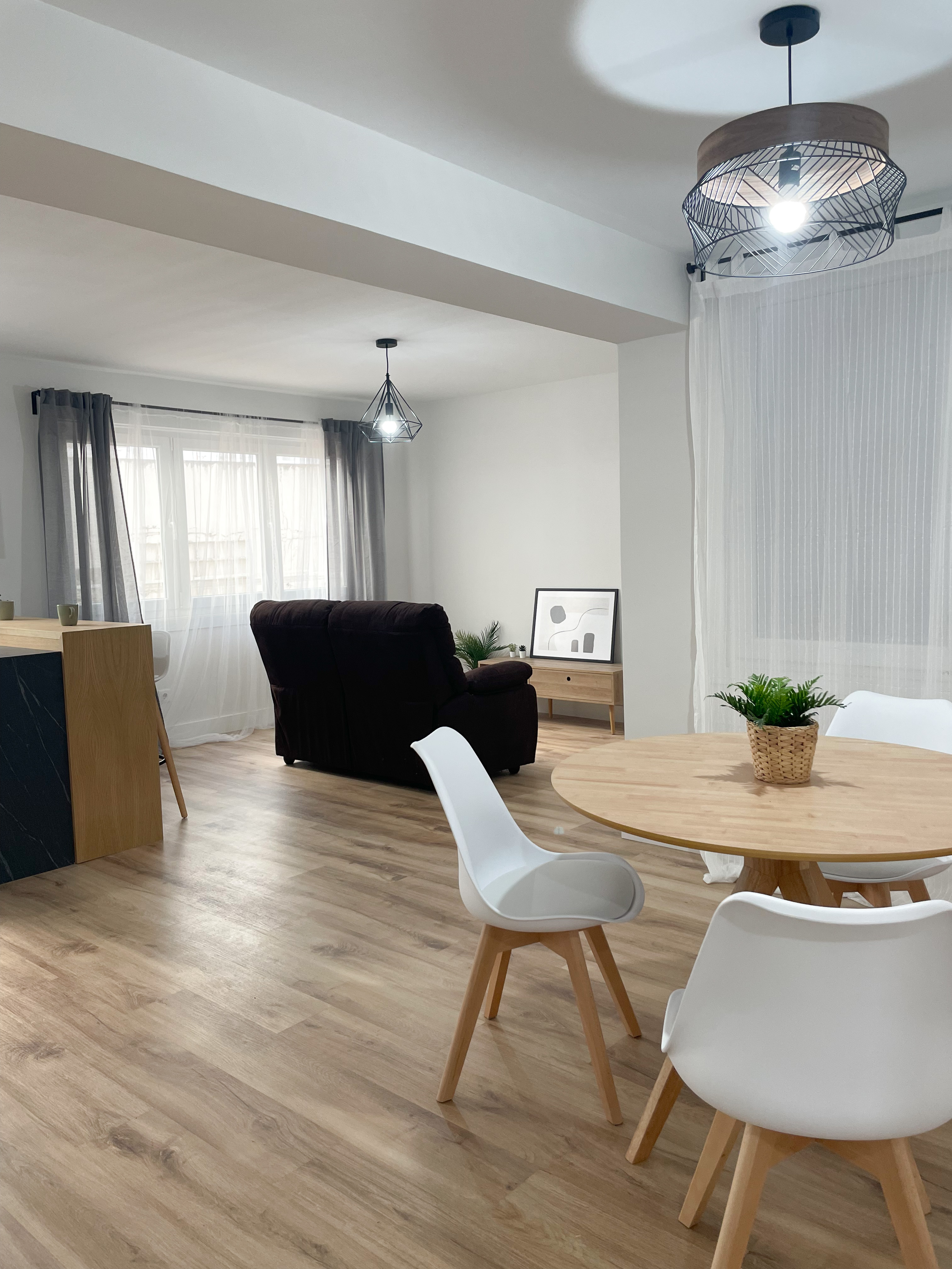 Salón renovado en una operación de Techflip
